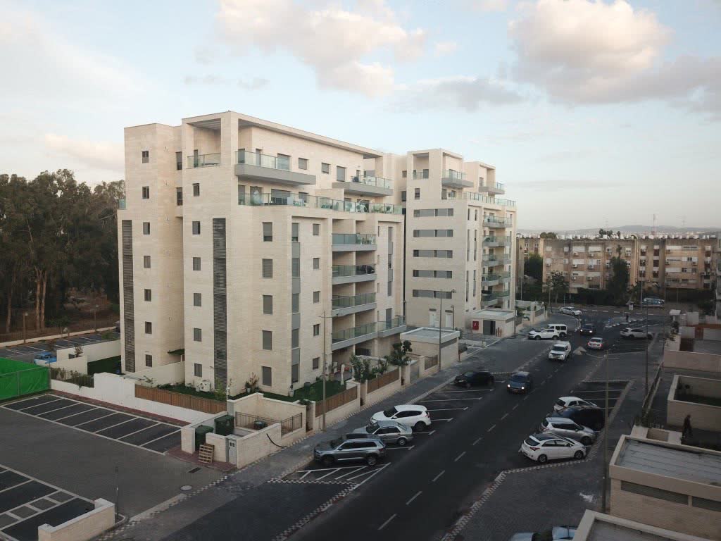 פסגת אומנים ונווה ישראל — קריית מוצקין